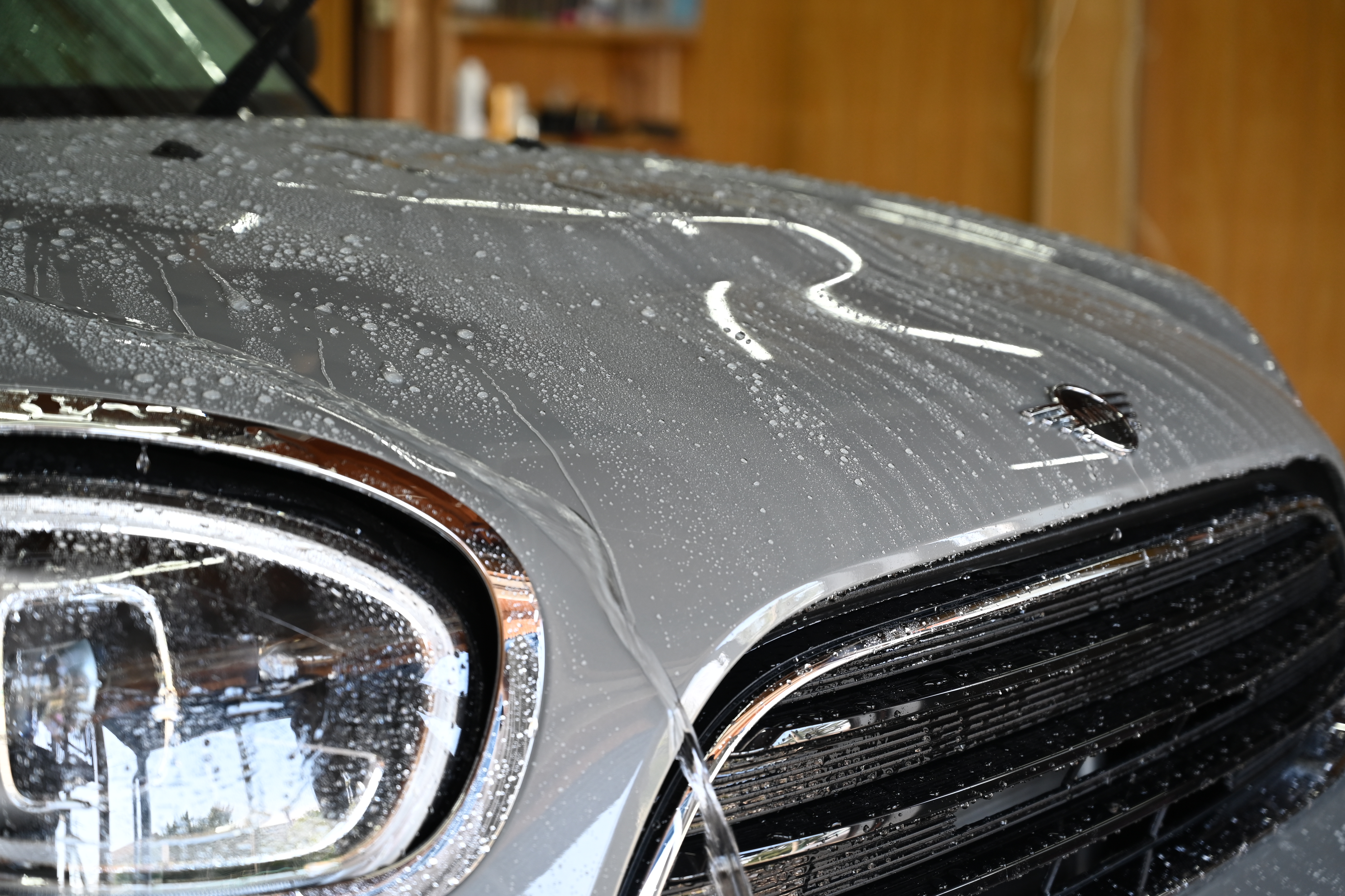 2. 撥水効果で清潔な車をキープ