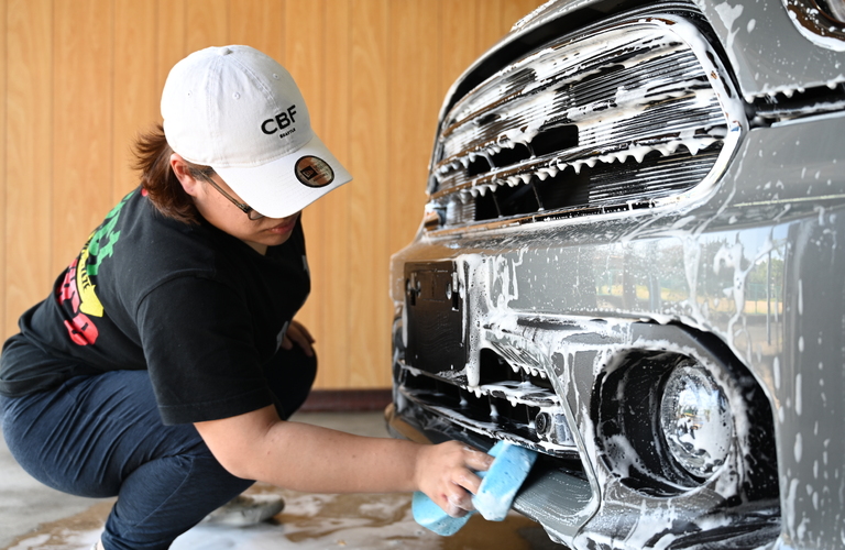 光り輝く艶と洗車好きのための究極のコーティング体験